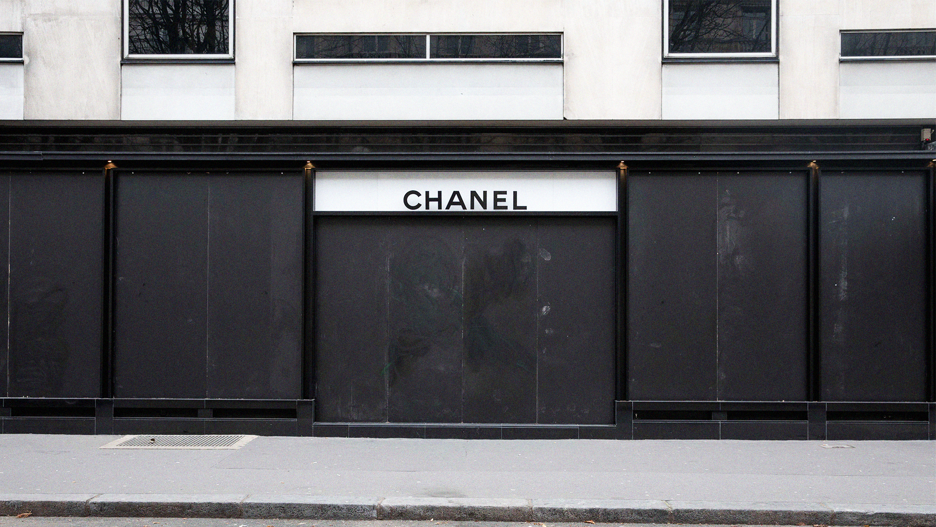 Así lucen por estos días las boutiques de moda más importantes en París